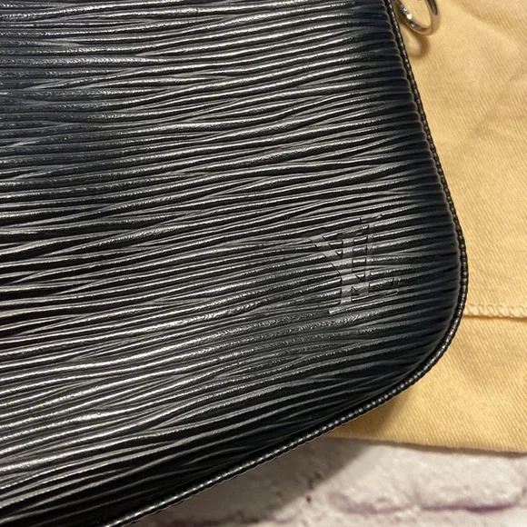 Louis Vuitton - Picture 7 of 11